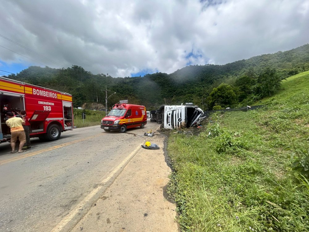 Motorista fica preso às ferragens após tomar caminhão e bater contra barranco
