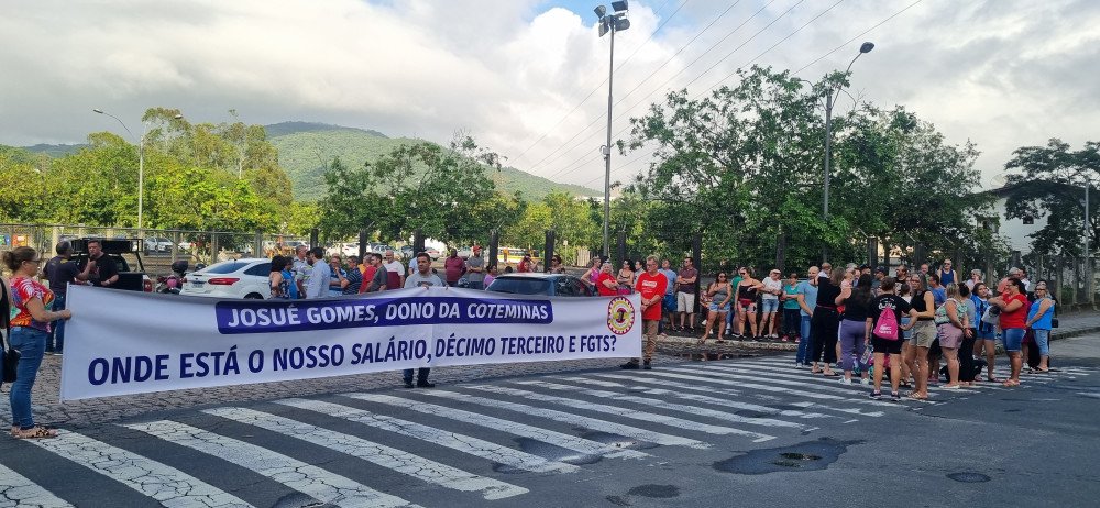 Trabalhadores da Coteminas cobram salários atrasados em novo protesto