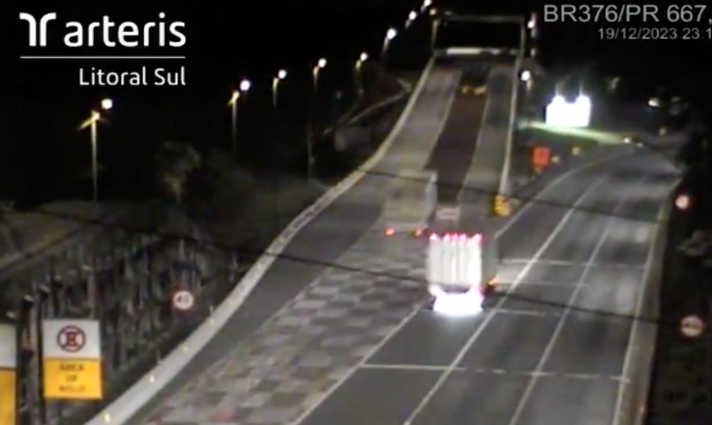 Vídeo: Caminhão entra na área de escape da BR-376 entre PR e SC após falha nos freios
