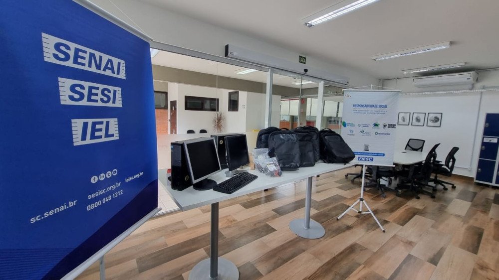 Fiesc doa computadores para entidade assistencial de Blumenau