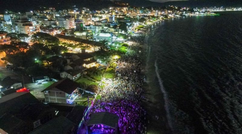 Bombinhas terá programação especial de Réveillon com shows de bandas e DJs