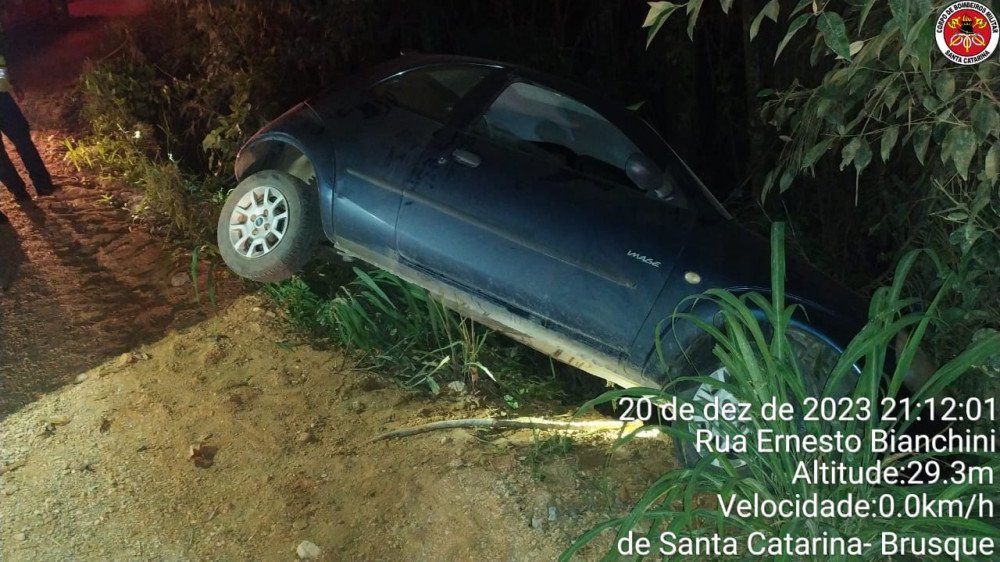 Carro sai da pista e acaba caindo em ribanceira com seis metros em Brusque