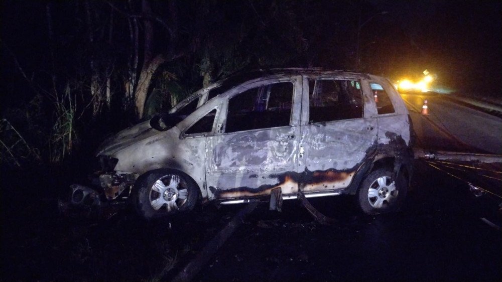 Veículo bate em poste e pega fogo em Blumenau; motorista sai ileso