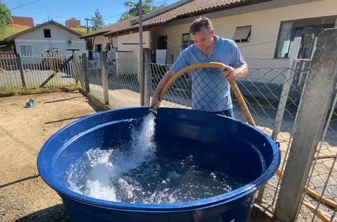 Samae faz manutenções em casas que receberam água com aspecto de graxa em Blumenau