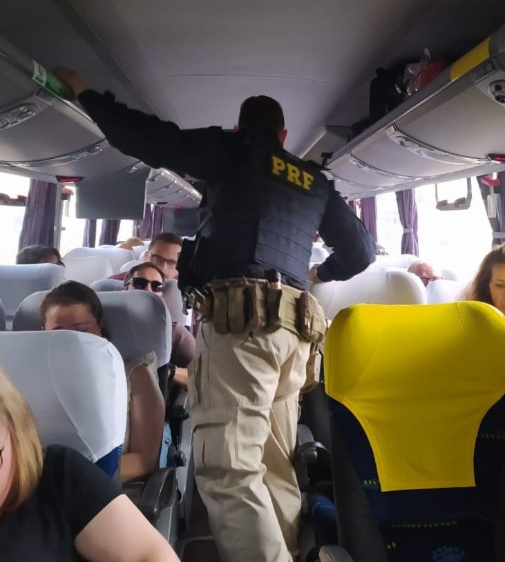 PRF orienta passageiros de ônibus sobre uso de cinto de segurança