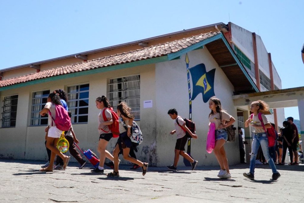 Governo de SC assina decreto que cria Programa Estadual das Escolas Cívico-Militares