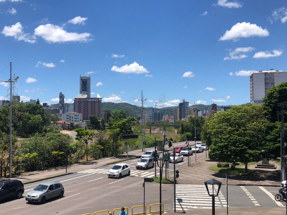 Sol e calor marcam o feriado de Natal em Blumenau, mas atenção para trovoadas isoladas