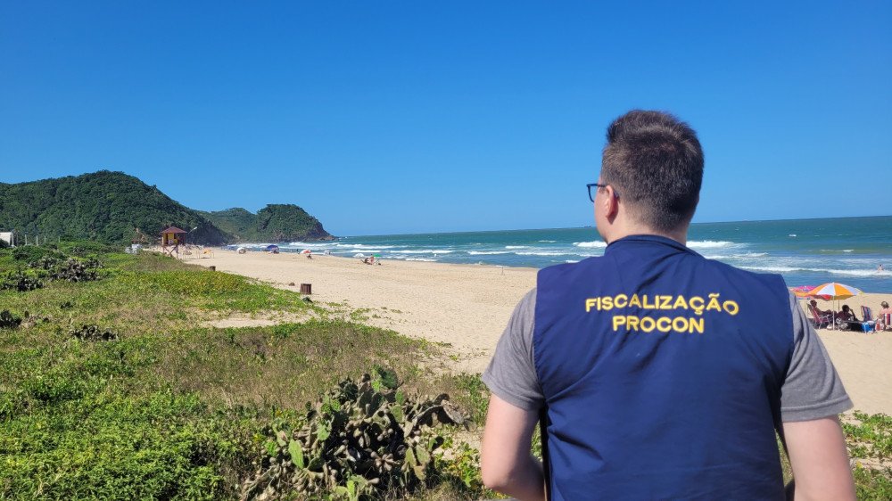 Procon de Itajaí aumenta fiscalização nas praias da cidade