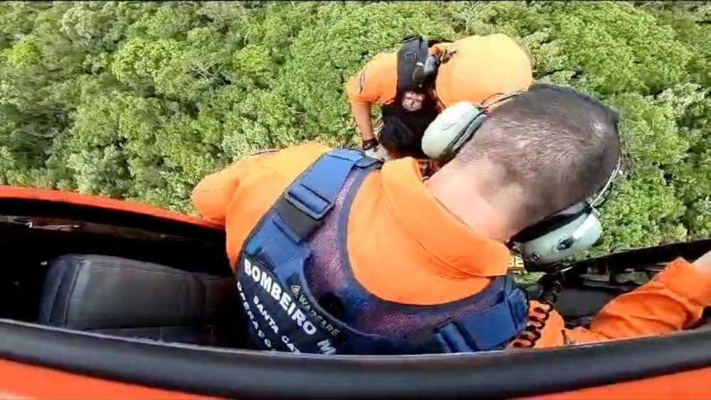 Mulher sobrevive a queda de parapente em Bombinhas; veja o vídeo do resgate