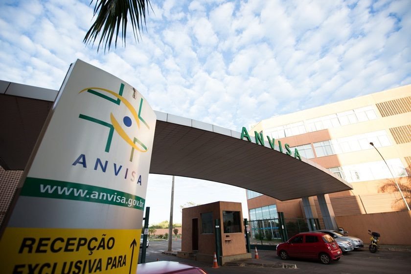 Mais de 500 produtos para alisar ou ondular cabelos tiveram os registros cancelados pela Anvisa