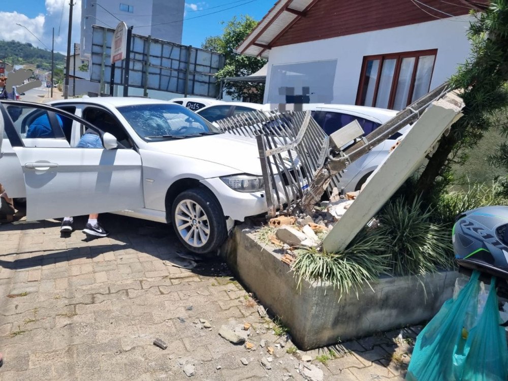Idoso perde controle do carro e bate em muro em Taió