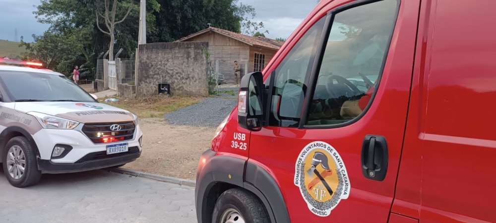 Homem é encontrado por vizinhos morto dentro do carro em Ilhota