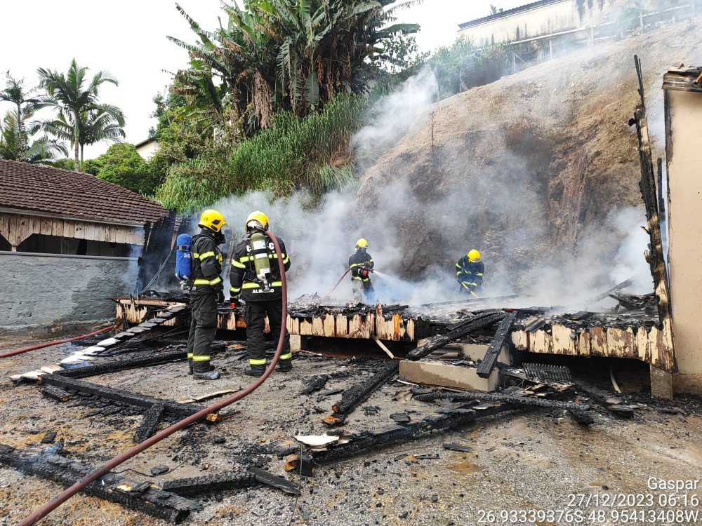 Incêndio destrói casa de madeira em Gaspar