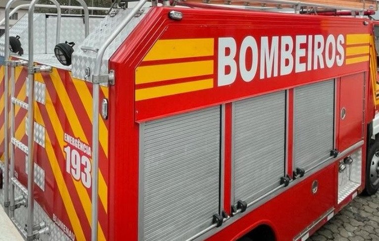 Incêndio destrói casa abandonada no bairro Velha, em Blumenau