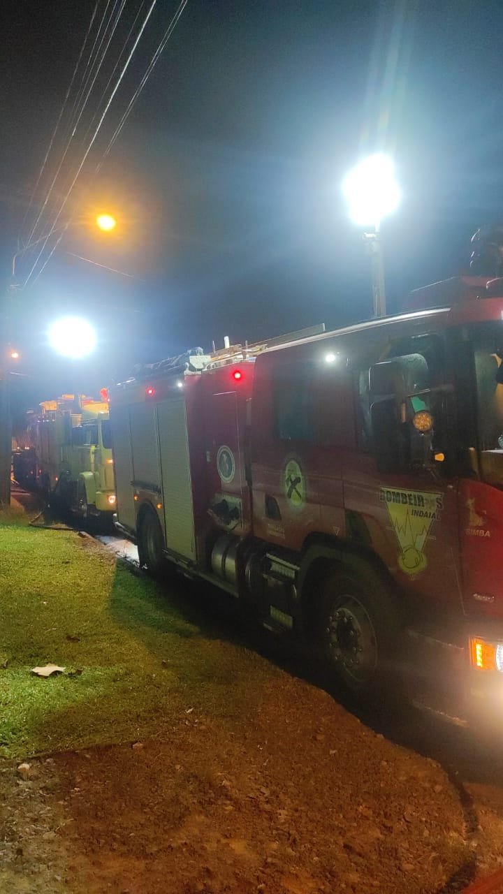 Vídeo: Casa de madeira é destruída por incêndio em Indaial