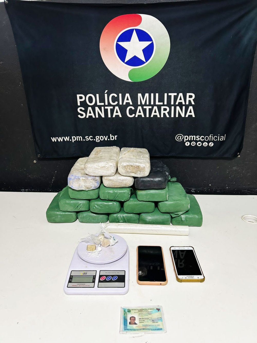 PM encontra 18 quilos de crack em casa de Itajaí e duas mulheres são presas por tráfico