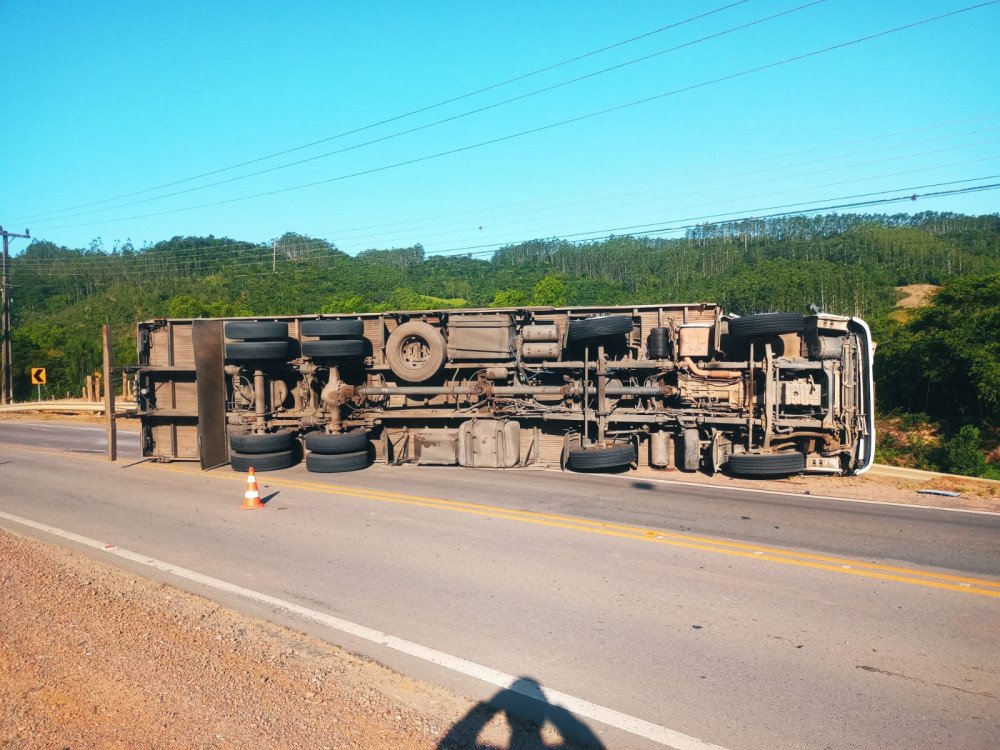 Vídeo: Caminhão sai da pista e tomba em rodovia estadual no Alto Vale