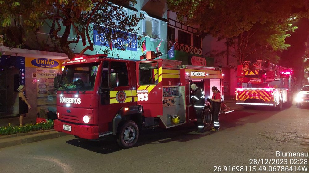 Incêndio em decoração de Natal na rua XV de Novembro é controlado por populares