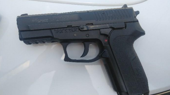Homem ameaça mãe e irmão e é preso com arma e maconha em Blumenau