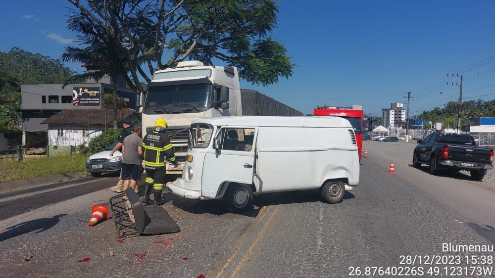 Motorista de Kombi é levado ao hospital após acidente na BR-470, em Blumenau