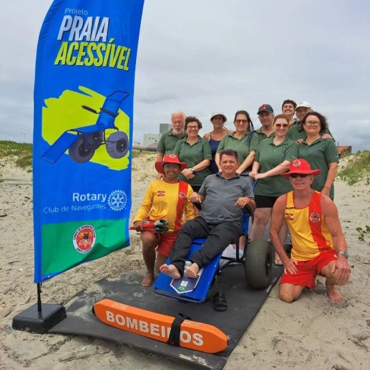 Projeto Praia Acessível em Navegantes garante acesso para todos aproveitarem o verão