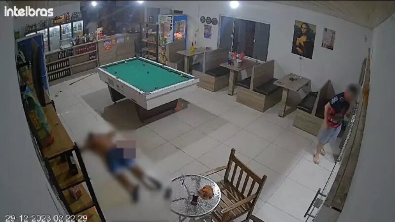 Câmera flagra homem sendo executado a tiros em bar de Navegantes