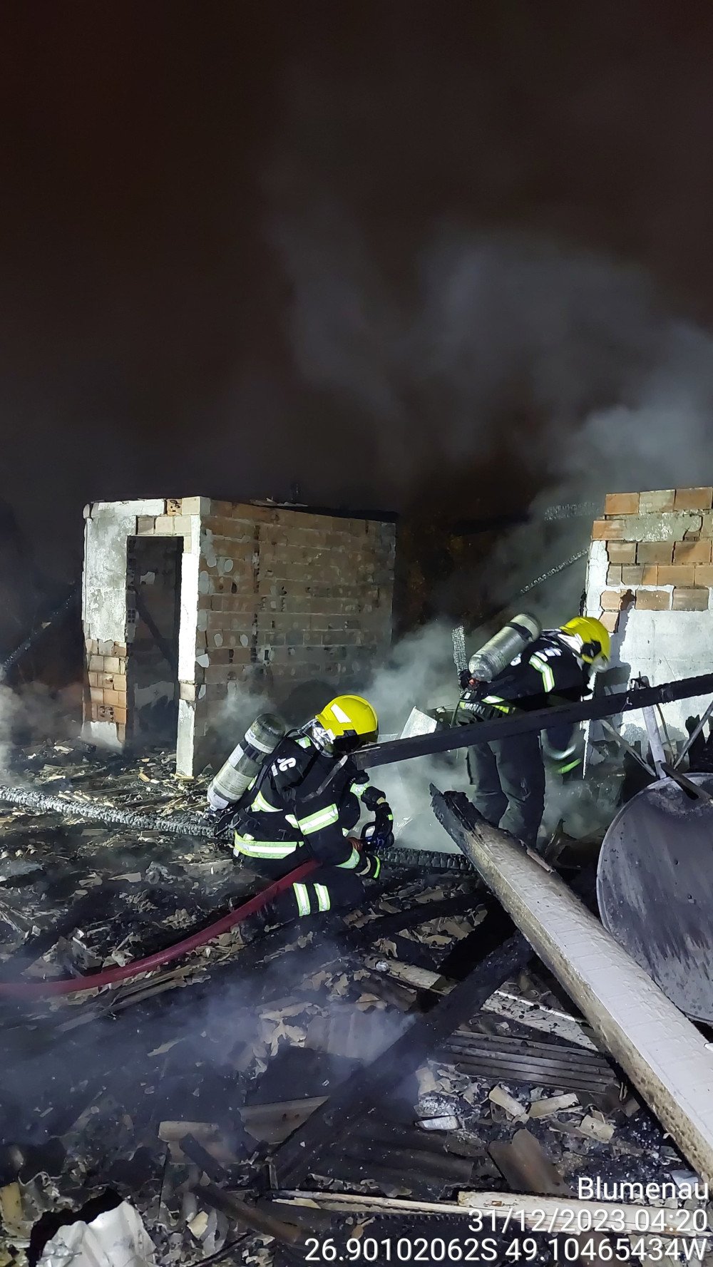 Casa pega fogo na madrugada deste domingo no bairro Escola Agrícola em Blumenau