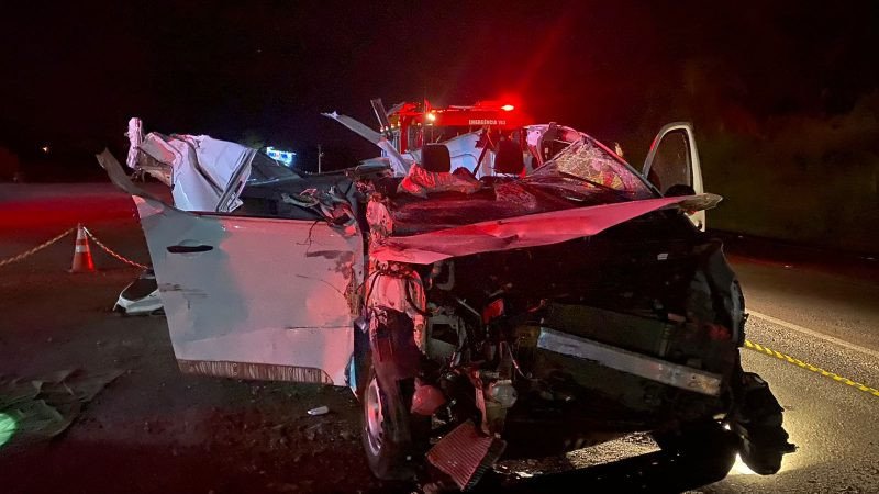 Acidente entre furgão e caminhão deixa uma pessoa morta na BR-470 em Pouso Redondo