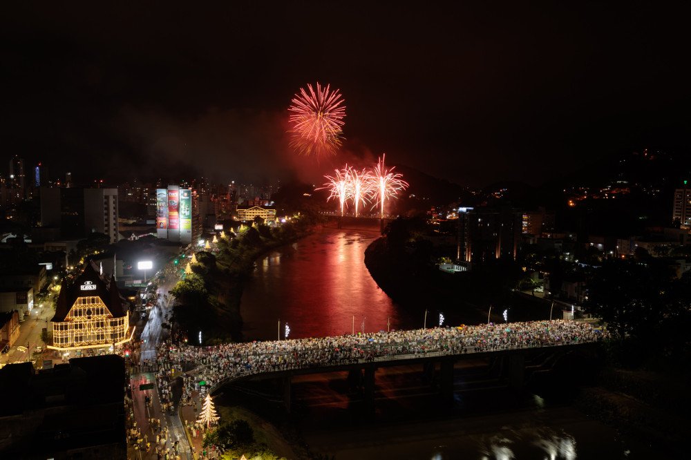 Milhares de pessoas celebram chegada de 2024 em Blumenau com show nacional e queima de fogos