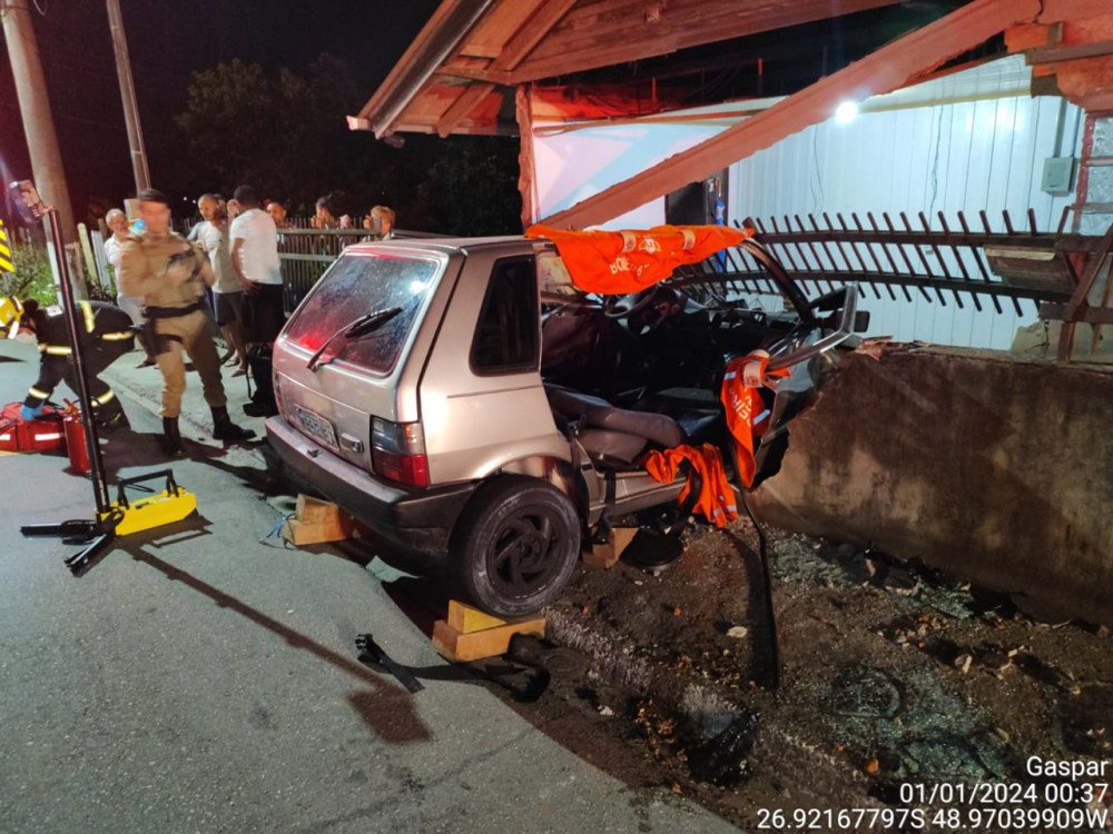 Motorista perde o controle da direção e bate contra muro em Gaspar