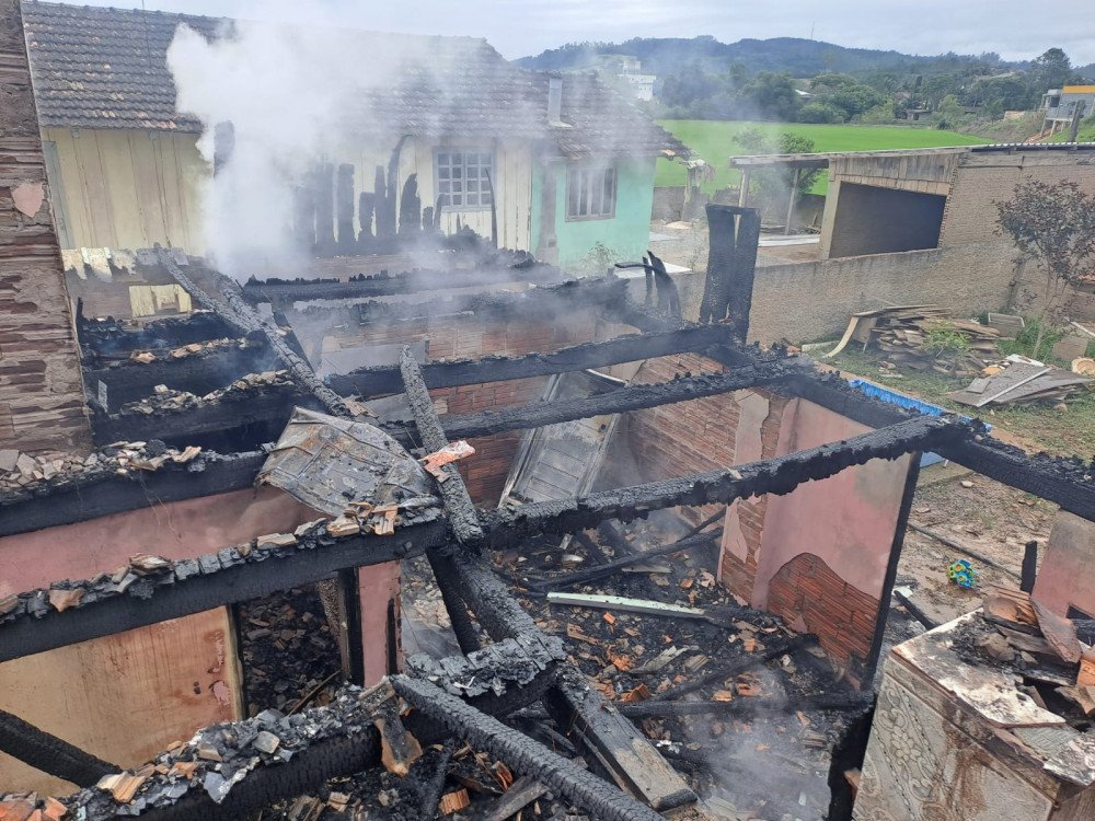 Casa é tomada pelas chamas em Rio do Oeste nesta segunda-feira
