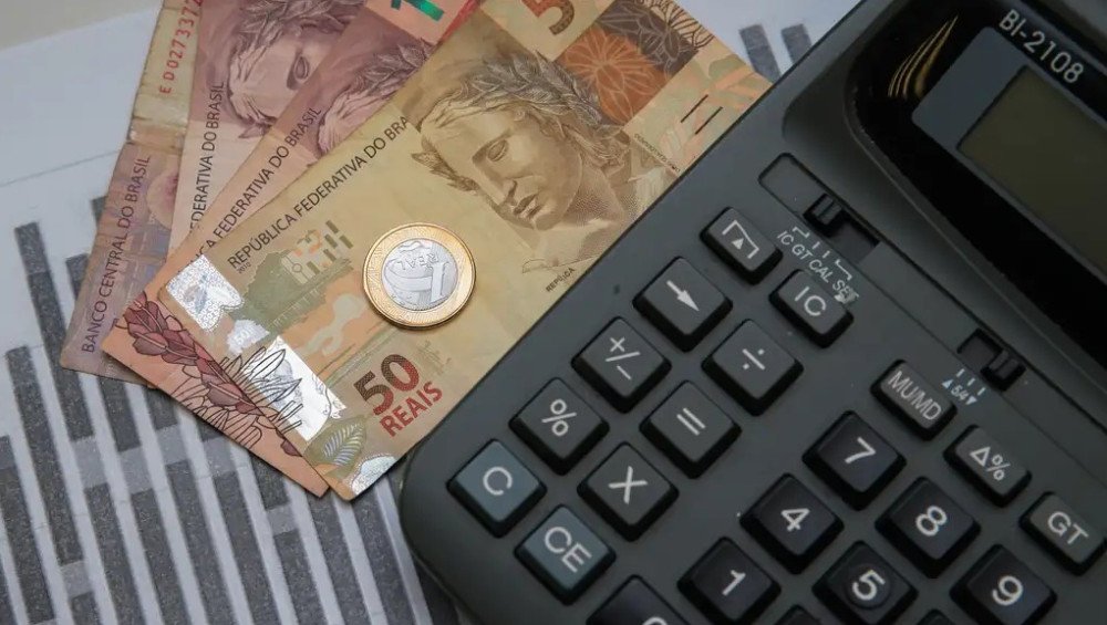 Pesquisa feita pela CNC mostra que 76,6% das famílias brasileiras estão endividadas; veja como economizar