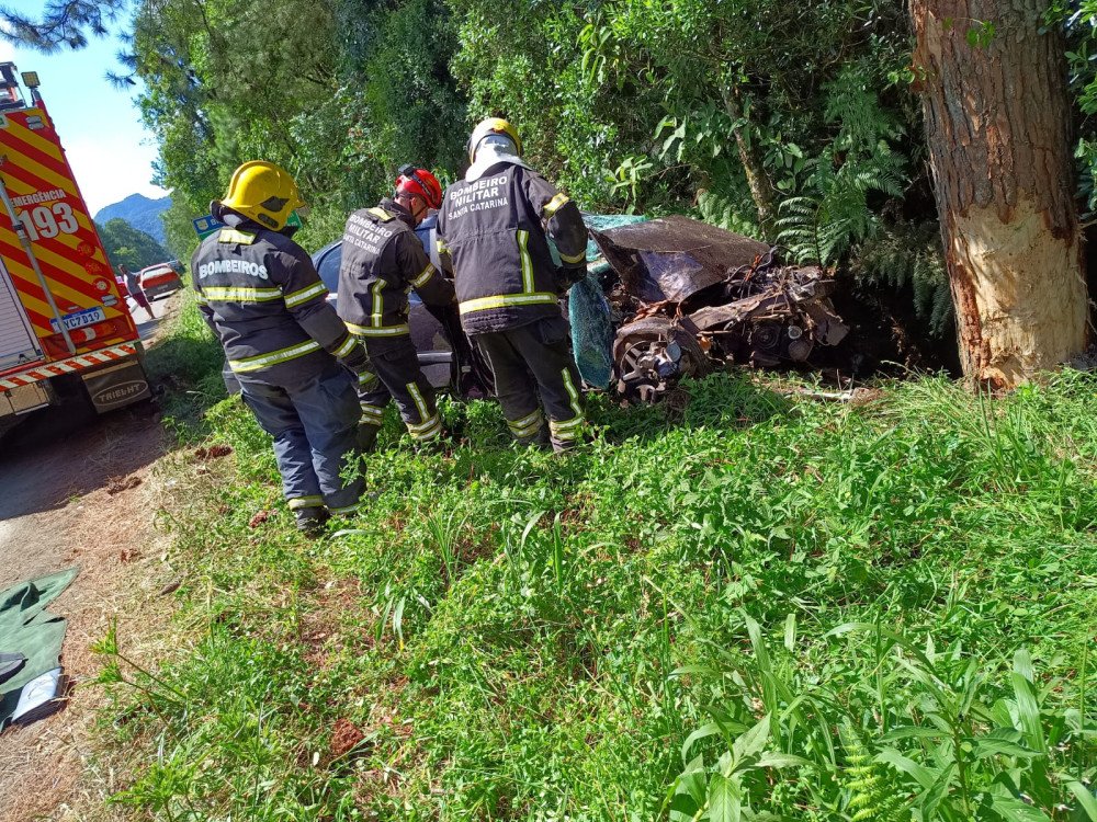 Uma pessoa morreu e três ficaram feridas após batida de carro contra árvore no Alto Vale