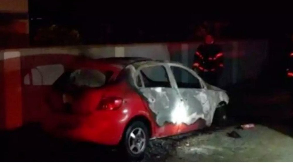 Carro é incendiado em Rio dos Cedros