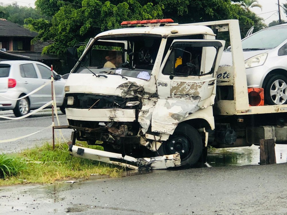 Acidente entre dois caminhões na BR-470 em Blumenau causa lentidão no trânsito na tarde desta terça-feira