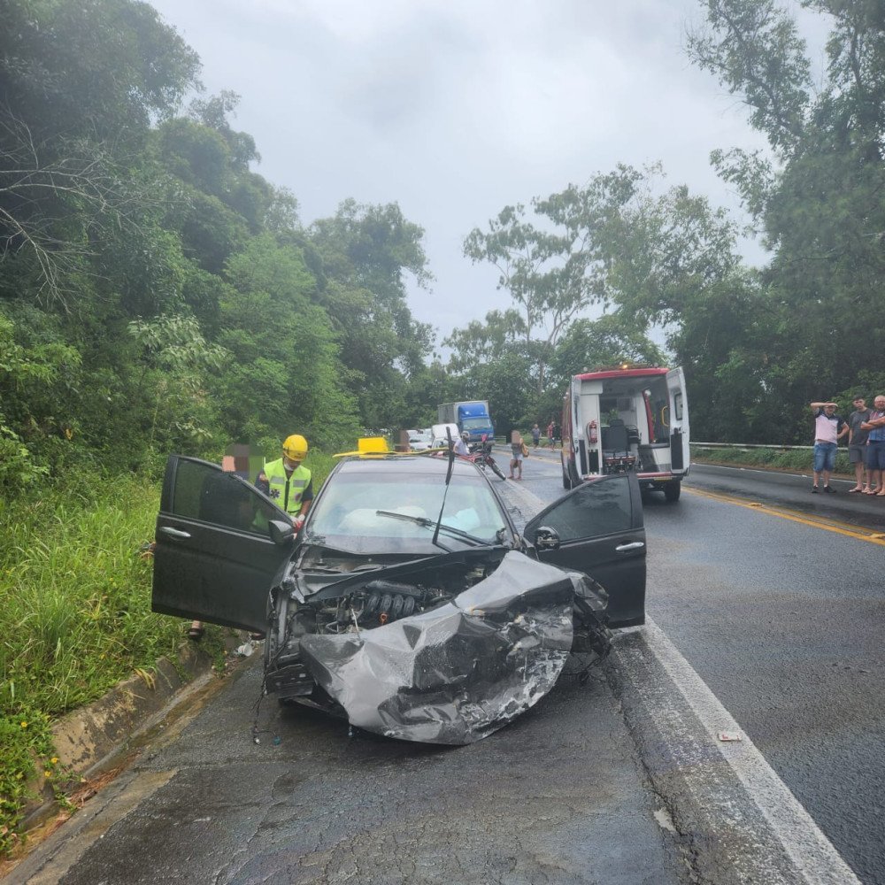 Acidente entre dois carros em Agronômica deixa três pessoas feridas