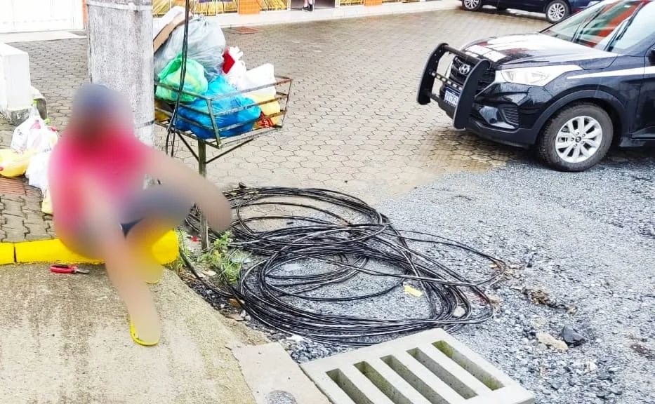 Homem é preso ao ser flagrado por policiais civis furtando fios da rede elétrica