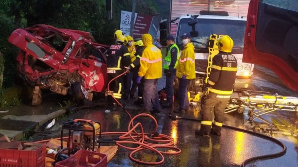 Acidente entre caminhão e carro deixa motorista ferido em Brusque