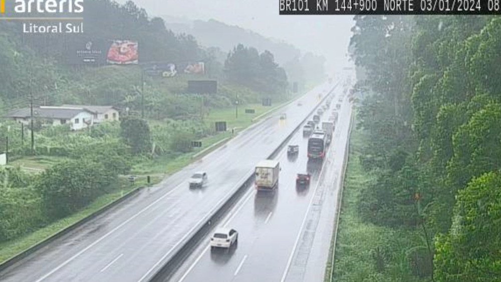 Acidente e chuva causam lentidão na BR-101 em SC nesta quarta; confira os pontos críticos