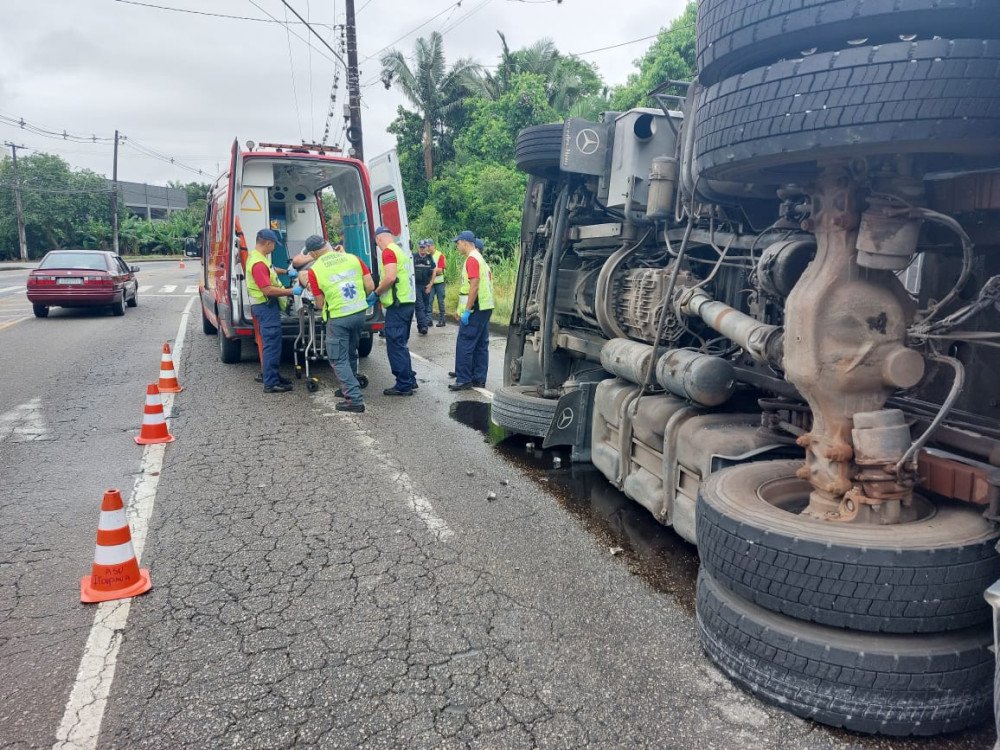 Motorista fica ferido após caminhão tombar em Blumenau