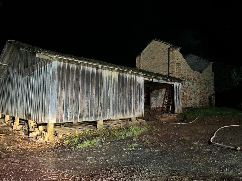 Estufa de fumo em Agronômica pega fogo na madrugada desta quarta-feira
