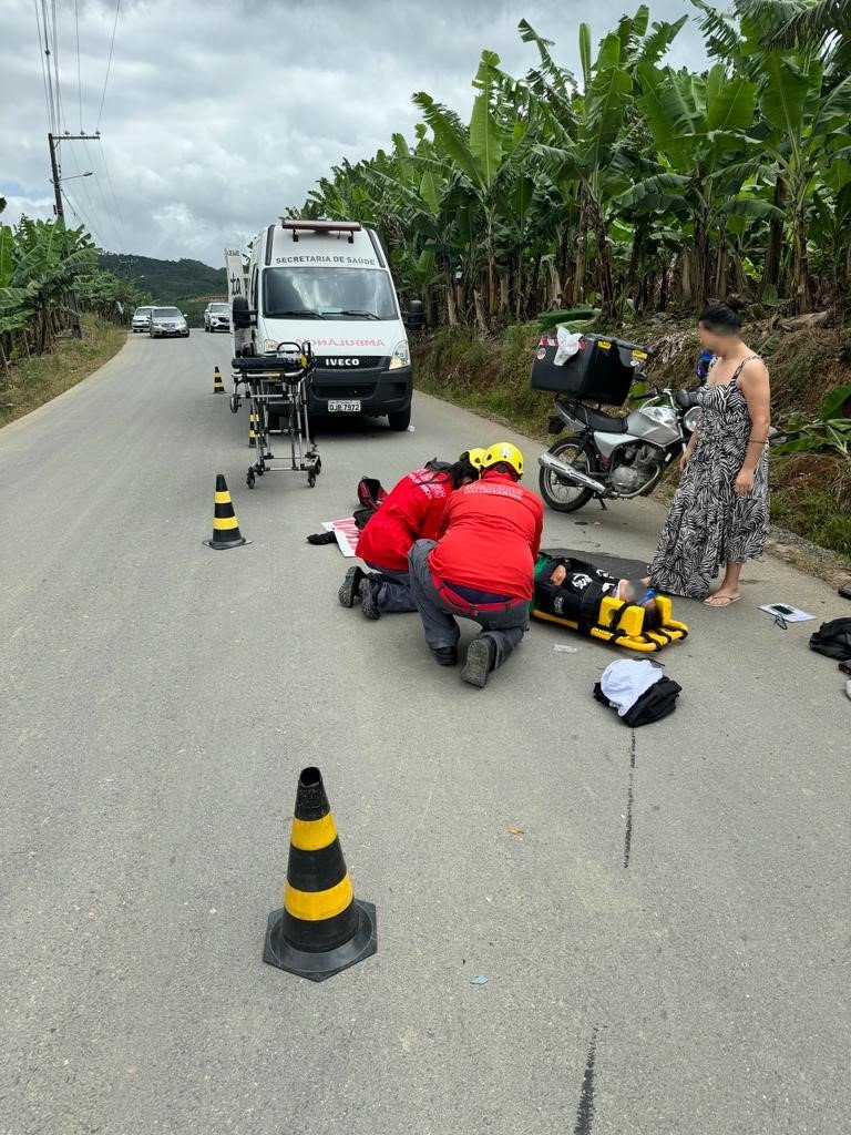 Motociclista é levada ao hospital após acidente de trânsito em Ilhota