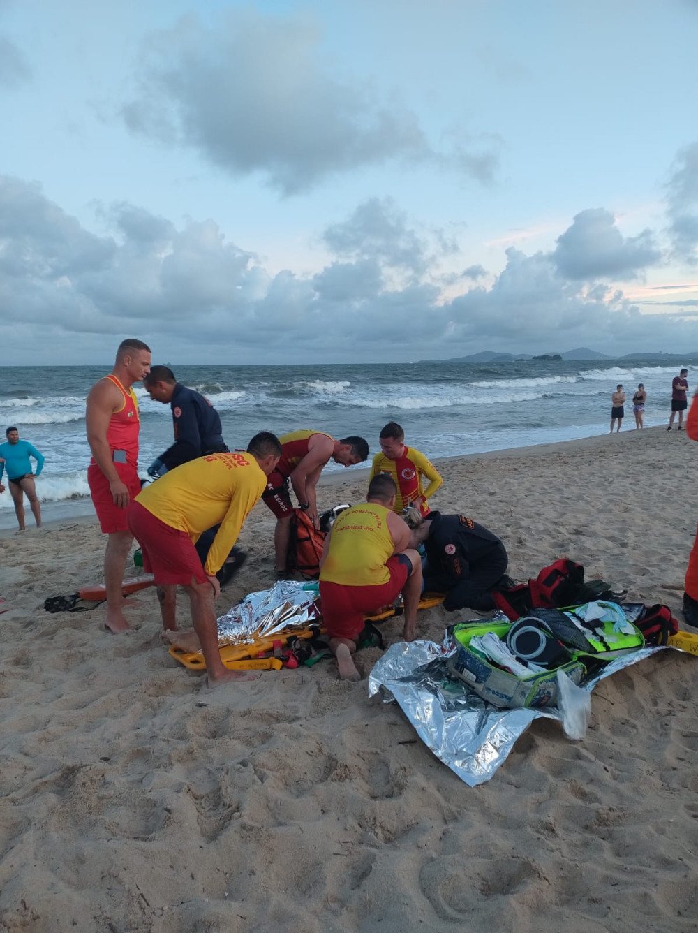 Vídeo: Adolescente vítima de afogamento é resgatada pelo Arcanjo-03 em Barra Velha