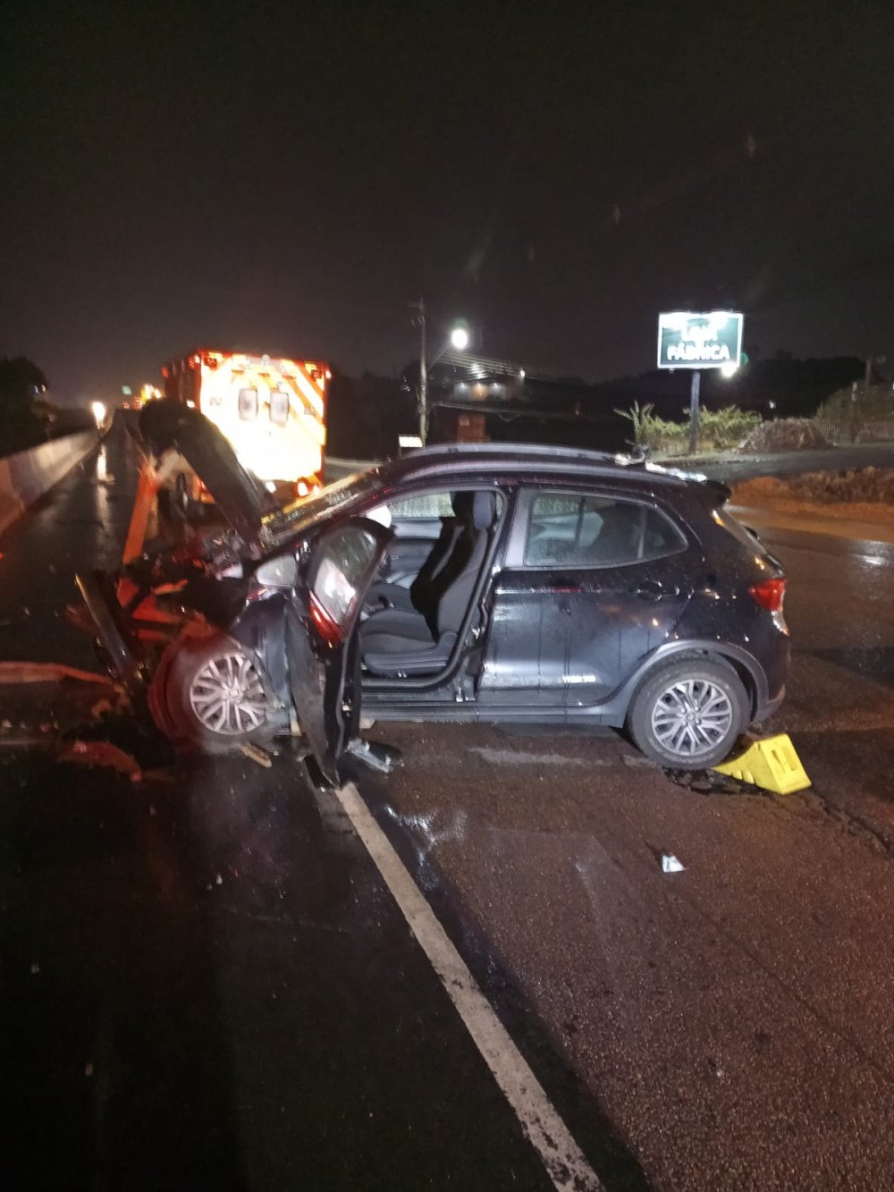 Carro bate em mureta e duas pessoas ficam feridas na BR-470 em Indaial