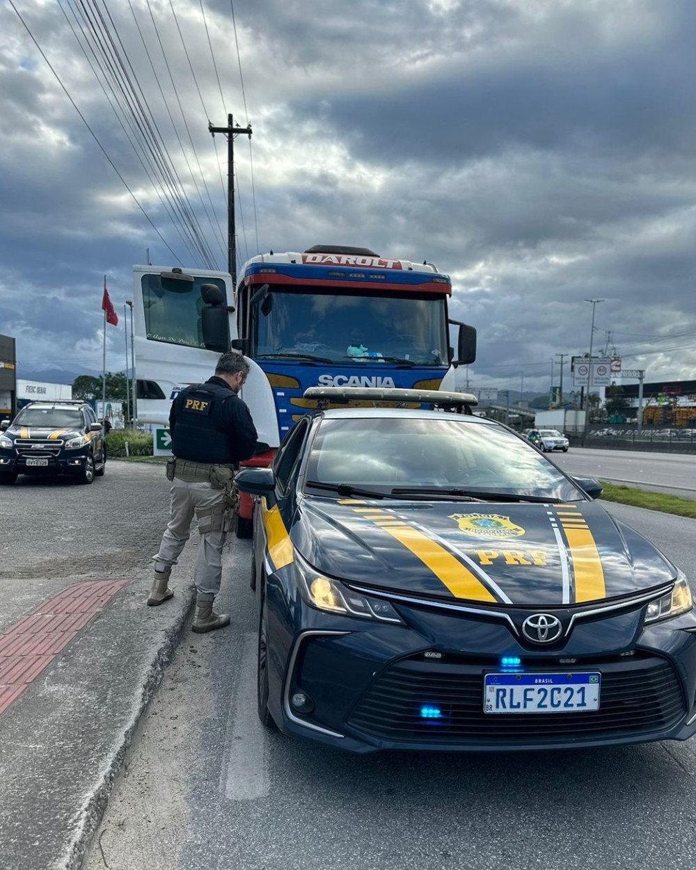 Caminhoneiro é preso por embriaguez com teste do bafômetro quatro vezes acima do permitido