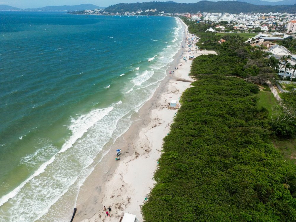 Novo relatório de balneabilidade das praias catarinenses aponta 49,16% dos pontos próprios para banho