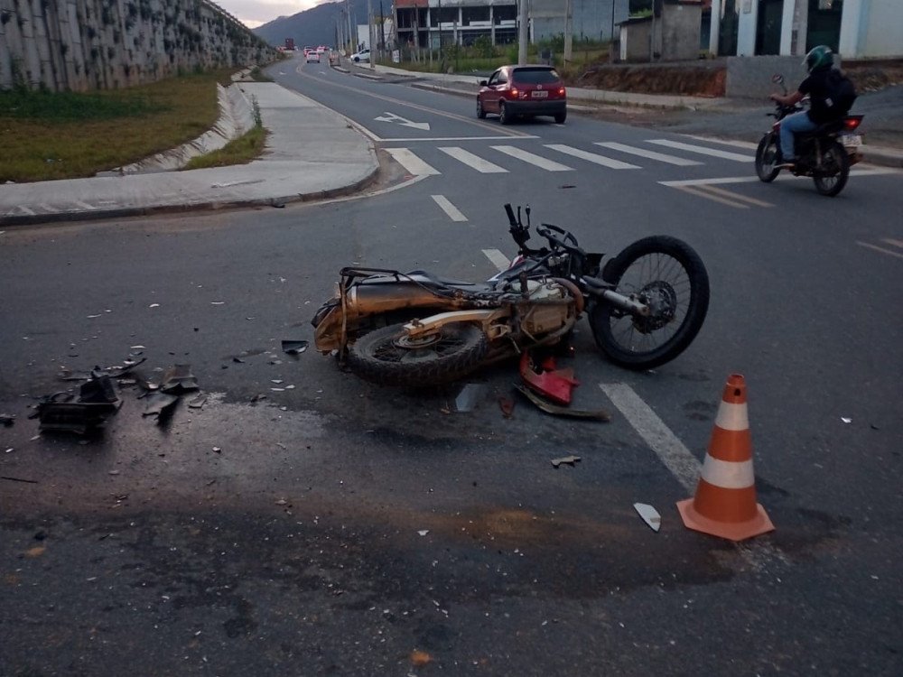 Bombeiros levam motociclista ferido ao hospital após acidente na BR-470 em Indaial