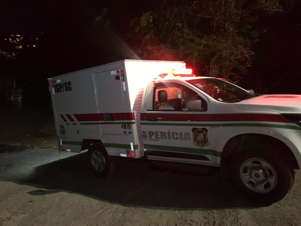 Moradores de Ituporanga ouvem tiros de madrugada e homem é encontrado morto em residência