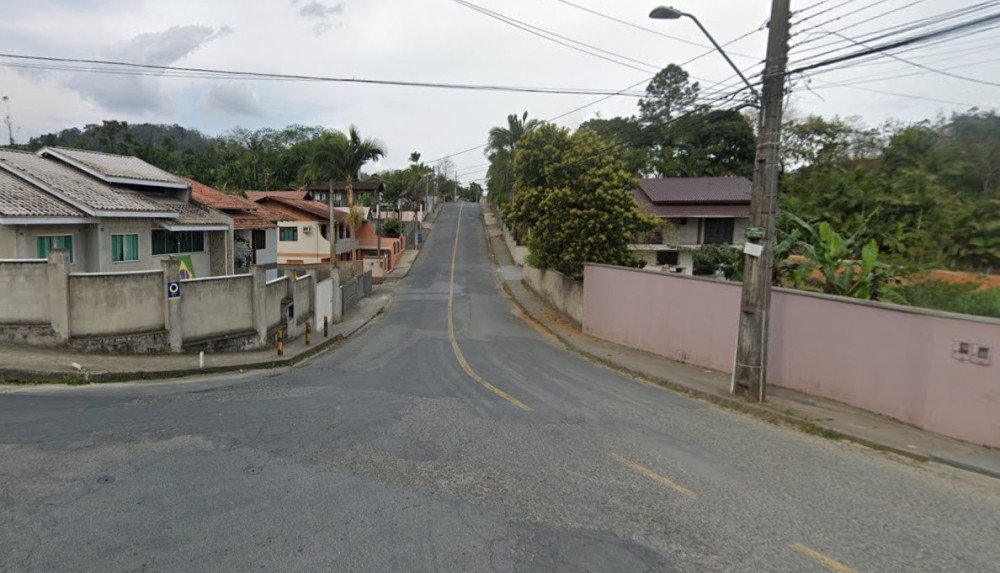 Homem é baleado por criminoso que fugiu com carro roubado no Badenfurt