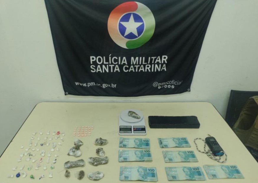 Pitbull ataca policiais em ocorrência de tráfico de drogas e ainda fere cão de faro da PM